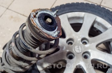 Замена пыльников передних амортизаторов Мазда 2 (подробные фото)