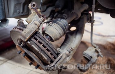 Замена пыльников передних амортизаторов Мазда 2 (подробные фото)