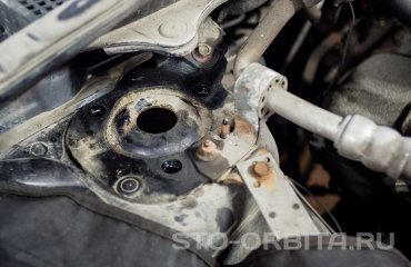 Замена пыльников передних амортизаторов Мазда 2 (подробные фото)