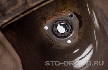 Замена пыльников передних амортизаторов Мазда 2 (подробные фото)