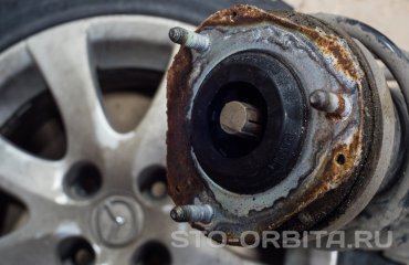 Замена пыльников передних амортизаторов Мазда 2 (подробные фото)