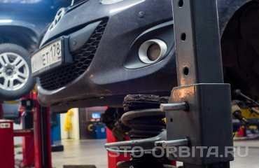 Замена пыльников передних амортизаторов Мазда 2 (подробные фото)