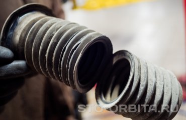 Замена пыльников передних амортизаторов Мазда 2 (подробные фото)