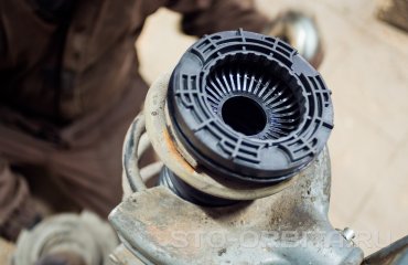 Замена пыльников передних амортизаторов Мазда 2 (подробные фото)