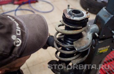 Замена пыльников передних амортизаторов Мазда 2 (подробные фото)