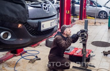 Замена пыльников передних амортизаторов Мазда 2 (подробные фото)