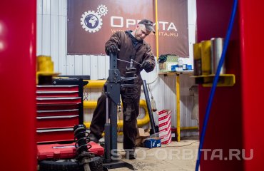 Замена пыльников передних амортизаторов Мазда 2 (подробные фото)