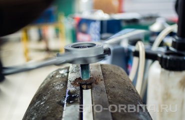 Замена задних тормозных колодок и дисков Мазда 6 (подробные фото)